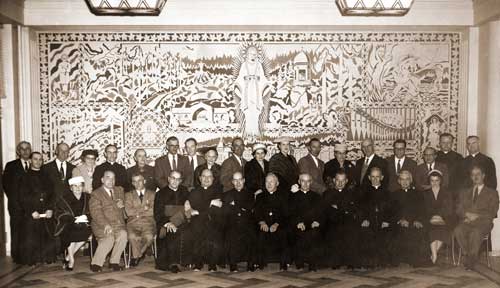Membres de la Société historique de Rigaud réunis dans le parloir du Collège Bourget  lors de leur 100e réunion, le 28 avril 1958.